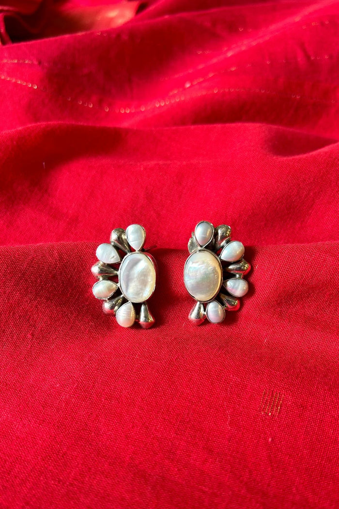 Semicircular white pearl Earrings