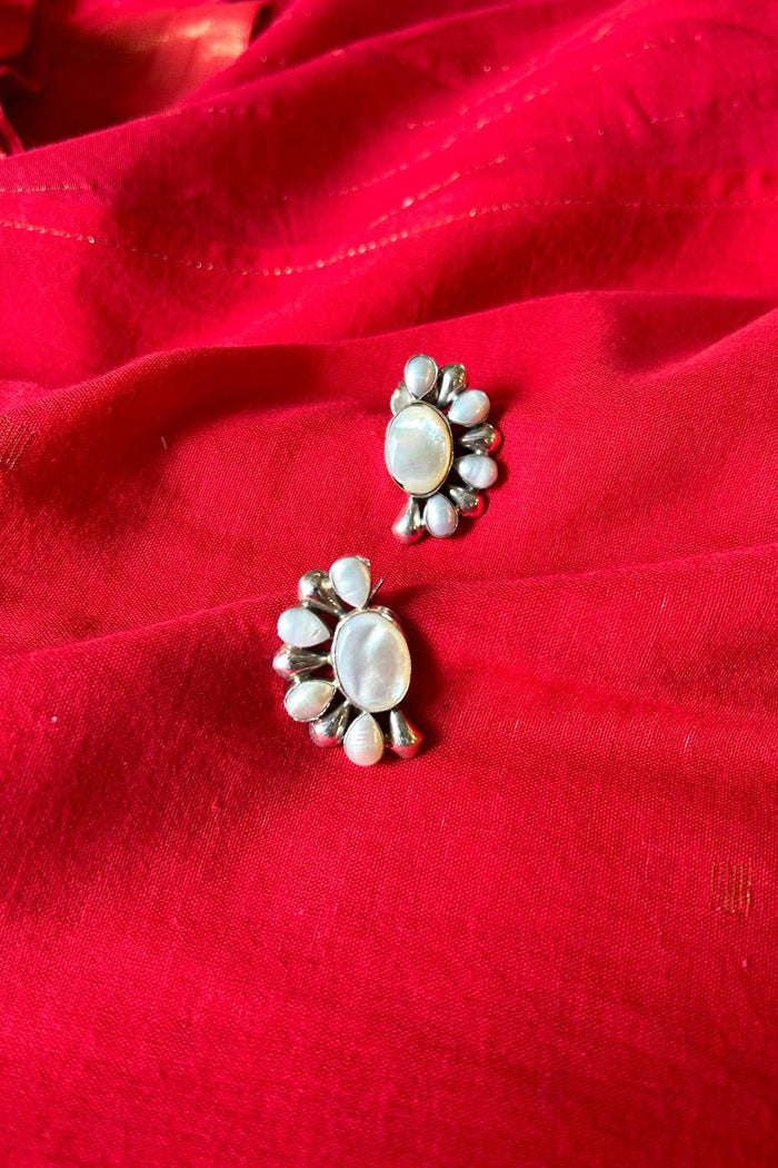 Semicircular white pearl Earrings