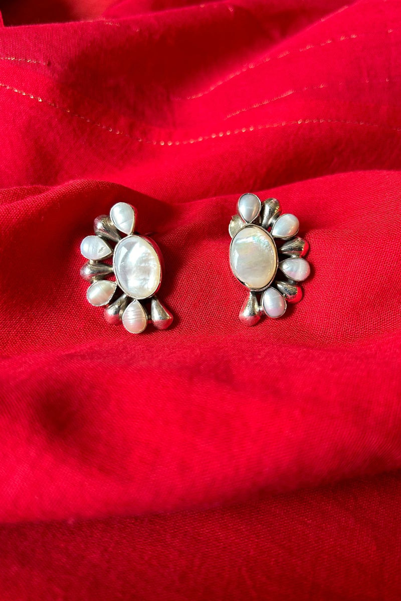 Semicircular white pearl Earrings