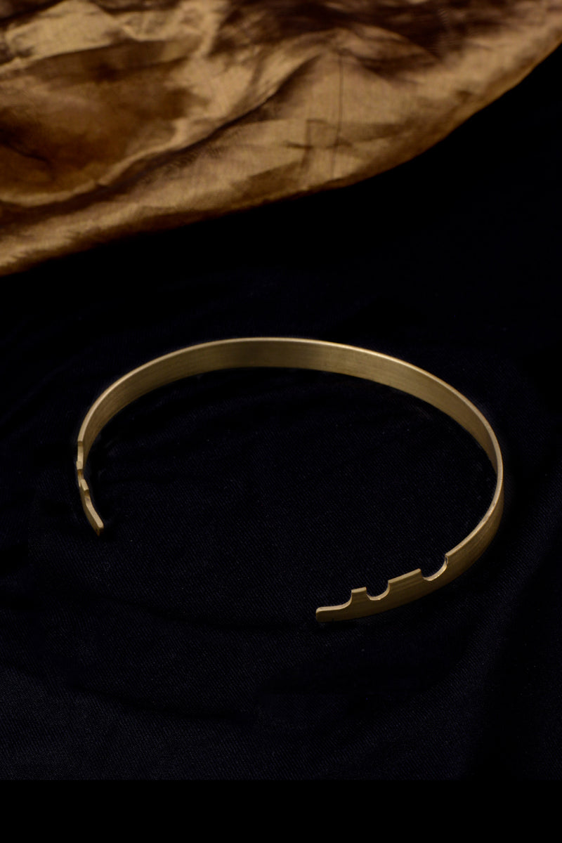 Sting reverse choker worn Dookdi handcrafted brass necklace artisan jewellery India