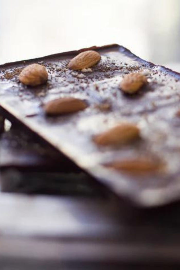 NAVILUNA Smoked Salt & Almond Chocolate Bar